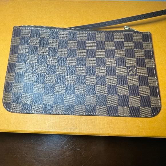 Louis Vuitton Damier Pouch SOLD - Picture 4 of 8